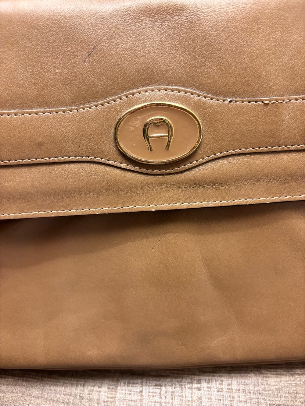 🎉BOGO 1/2🎉 Vintage Etienne Aigner Tan Leather Flap Crossbody Bag - Picture 4 of 9